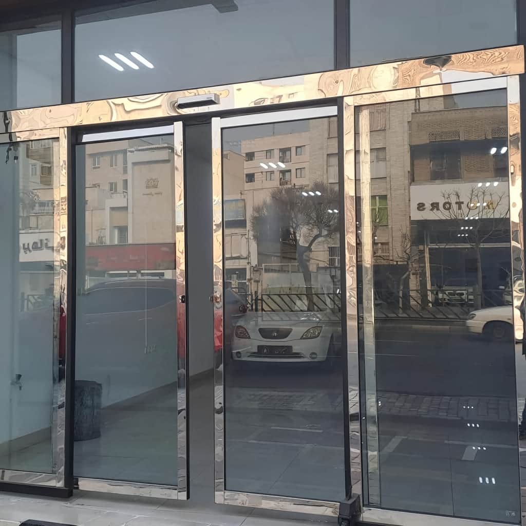 درب شیشه ای خودکار فریم دار آلومینیومی با بازشوی مرکزی در شیراز