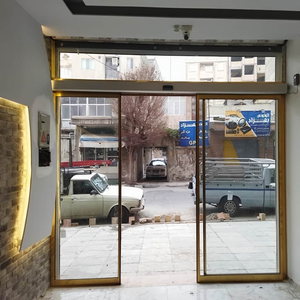 ساخت درب شیشه ای اتوماتیک لولایی سنسوردار متناسب با دهانه در شیراز