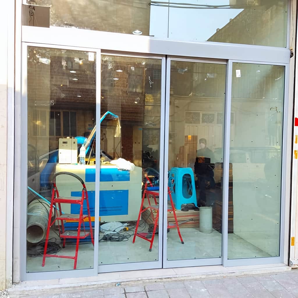 ساخت درب اتوماتیک شیشه ای دو لنگه کشویی متناسب با دهانه در شیراز
