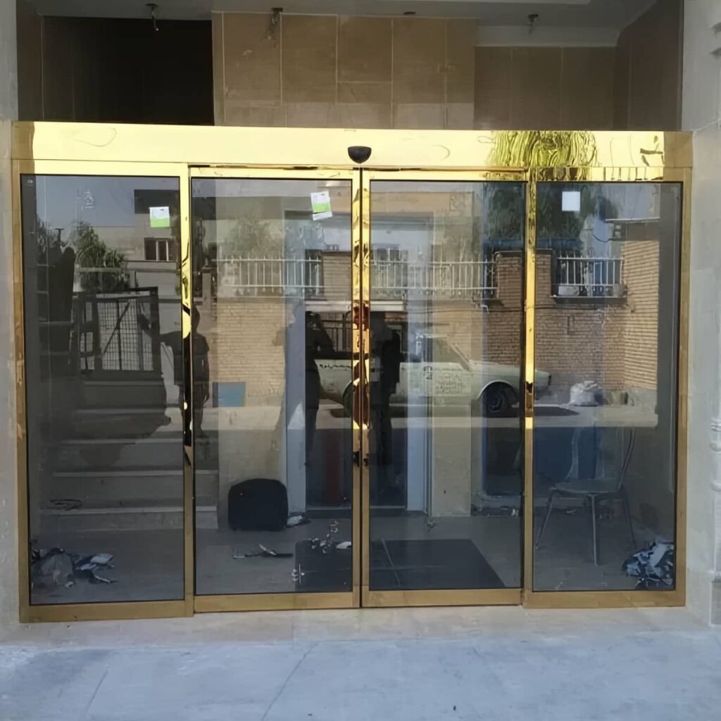 اجرای درب شیشه ای برقی ورودی ساختمان اداری با شیشه سکوریت در شیراز