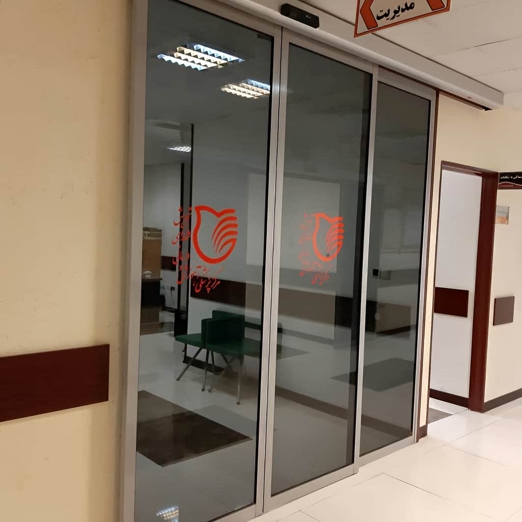 نصب درب شیشه ای برقی ورودی ساختمان اداری با کنترل ورود در شیراز