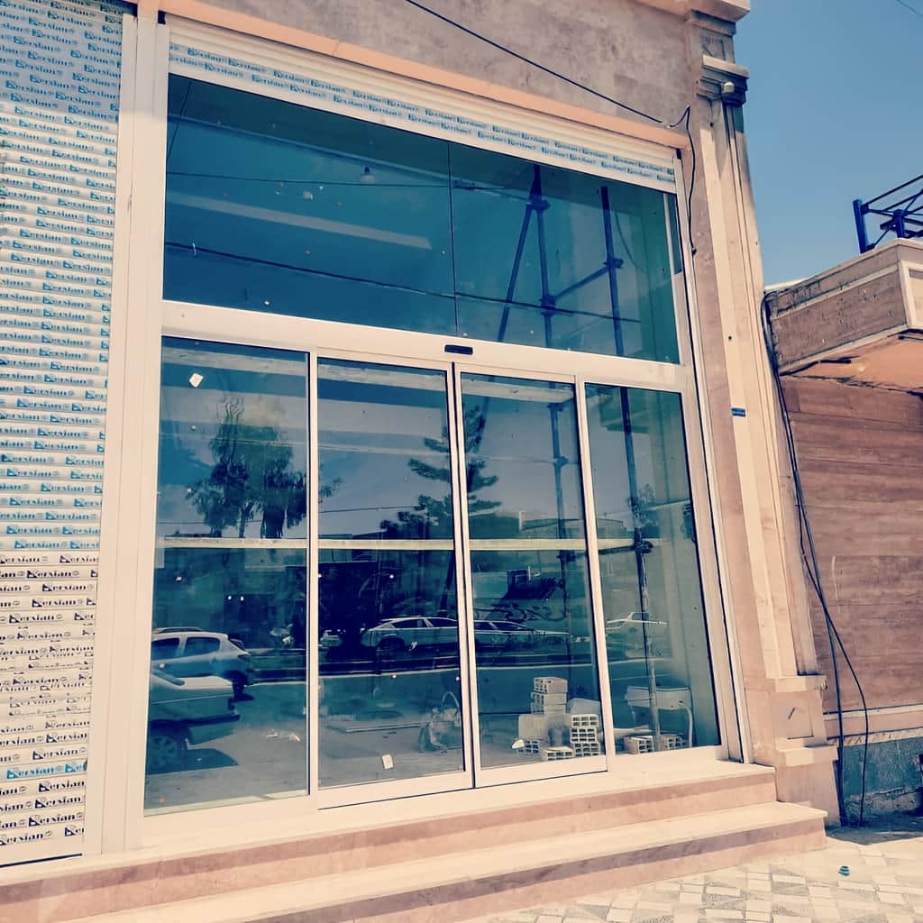 تعمیر درب اتوماتیک شیشه ای پرتردد مجتمع و تنظیم هنگر در شیراز
