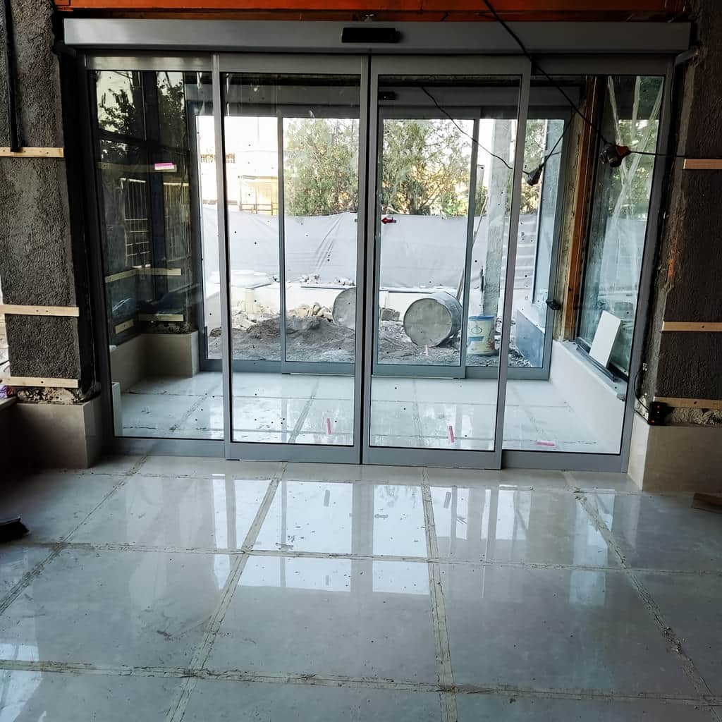 نصب درب شیشه ای اتوماتیک کشویی دو لت فریم لس در شیراز نصب درب شیشه ای اتوماتیک کشویی دو لت فریم لس در شیراز