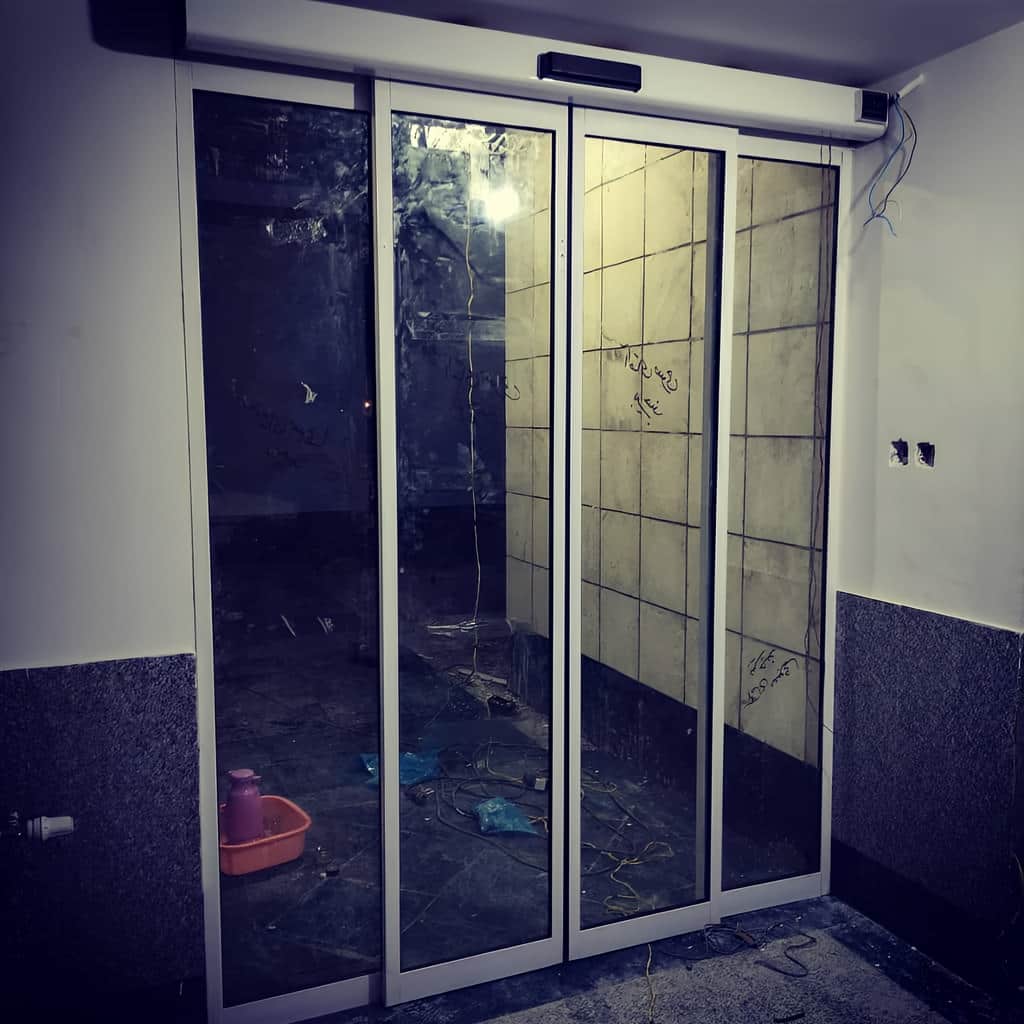 قیمت درب اتوماتیک شیشه ای فریم دار آلومینیوم با شیشه سکوریت در شیراز