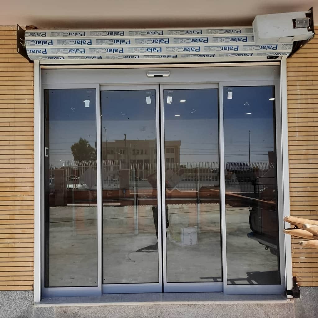 سفارش درب اتوماتیک شیشه ای دو لنگه کشویی فریم دار در شیراز