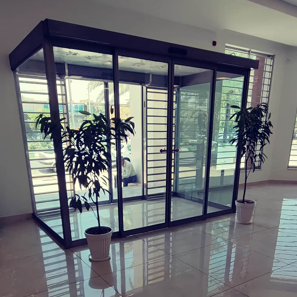 اجرای درب شیشه ای اتوماتیک بانک کنترل ورود با قفل الکترونیکی در شیراز