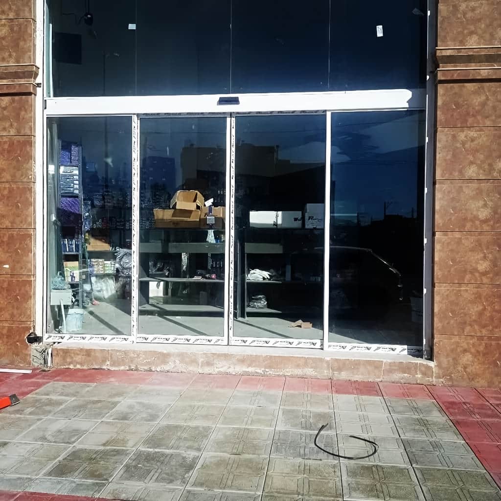 اجرای درب شیشه ای اتوماتیک کشویی دو لت برای فروشگاه در شیراز اجرای درب شیشه ای اتوماتیک کشویی دو لت برای فروشگاه در شیراز