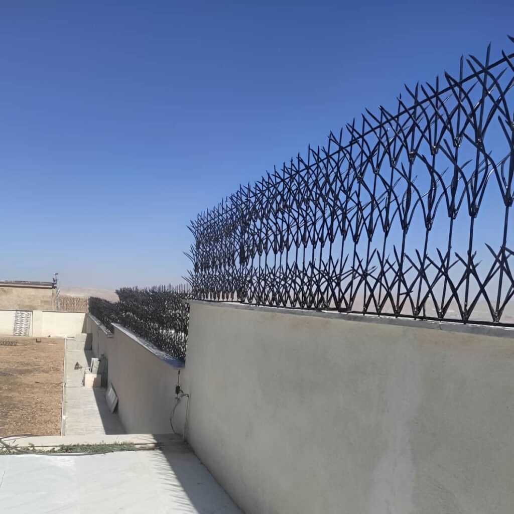 نرده روی دیوار میلگرد آجدار با تراکم متعادل در شیراز نرده روی دیوار میلگرد آجدار با تراکم متعادل در شیراز