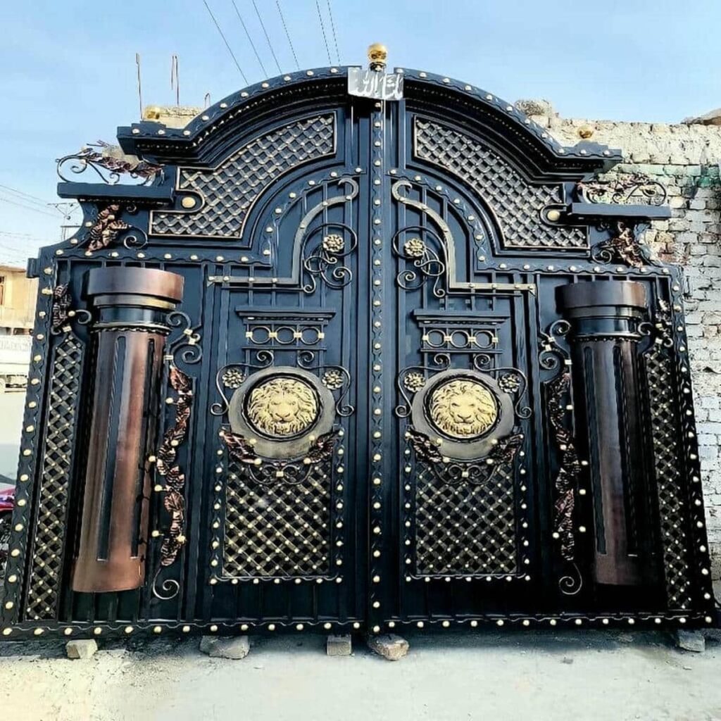 نصب درب حیاط مشکی طلایی با بررسی ستون و دهانه در شیراز