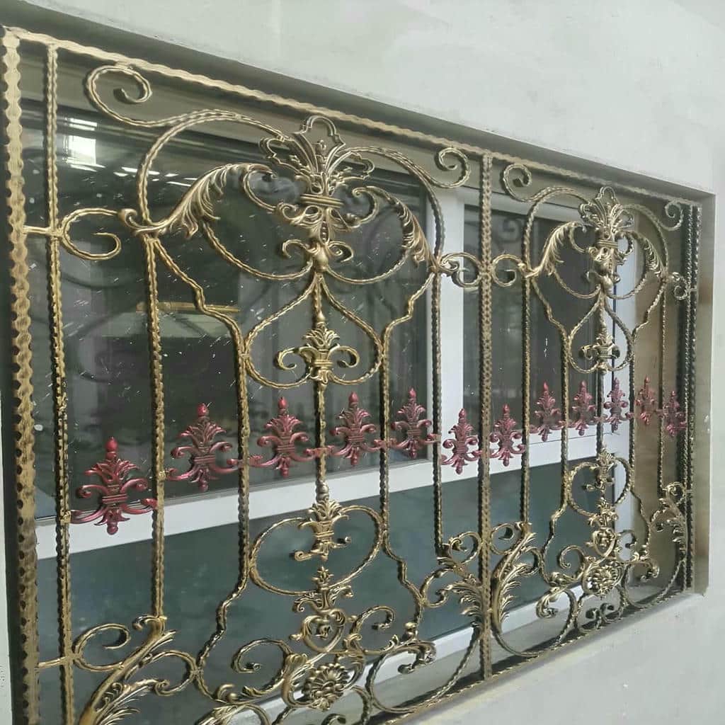 سفارش حفاظ پنجره فرفورژه گل نرده متقارن برای نما در شیراز