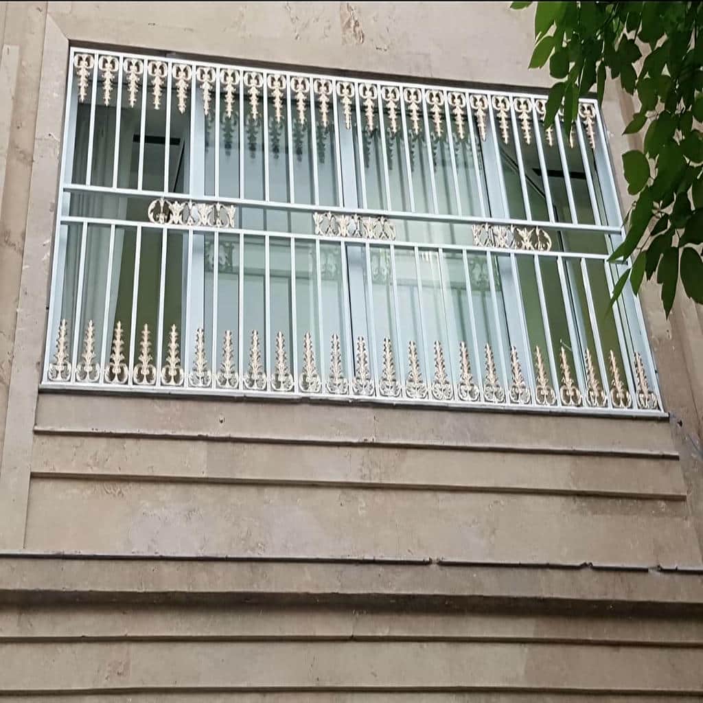 ساخت حفاظ پنجره فرفورژه گل نرده متناسب با دهانه در شیراز