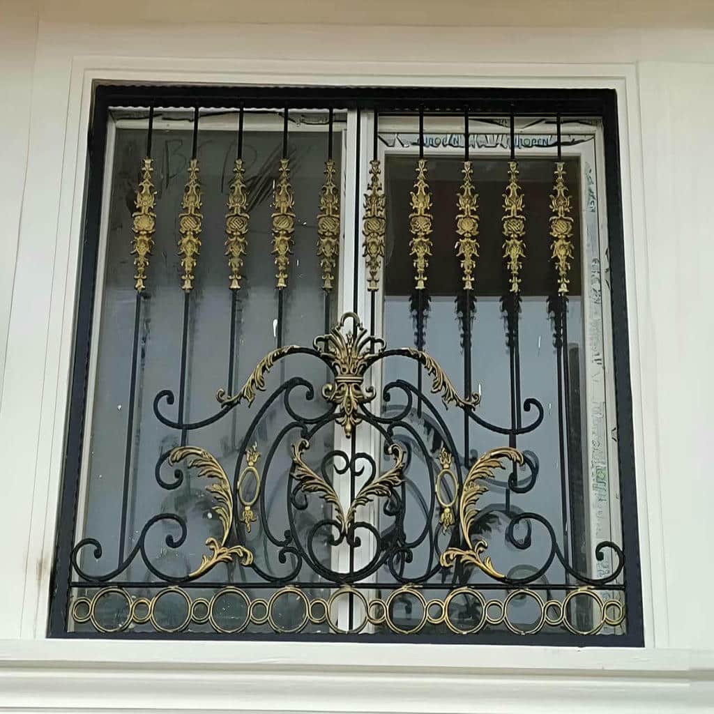 اجرای حفاظ پنجره فرفورژه گل نرده روی نمای ساختمان در شیراز