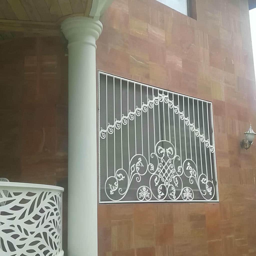 نرده پنجره فلزی شاسی دار با فرفورژه محدود در شیراز