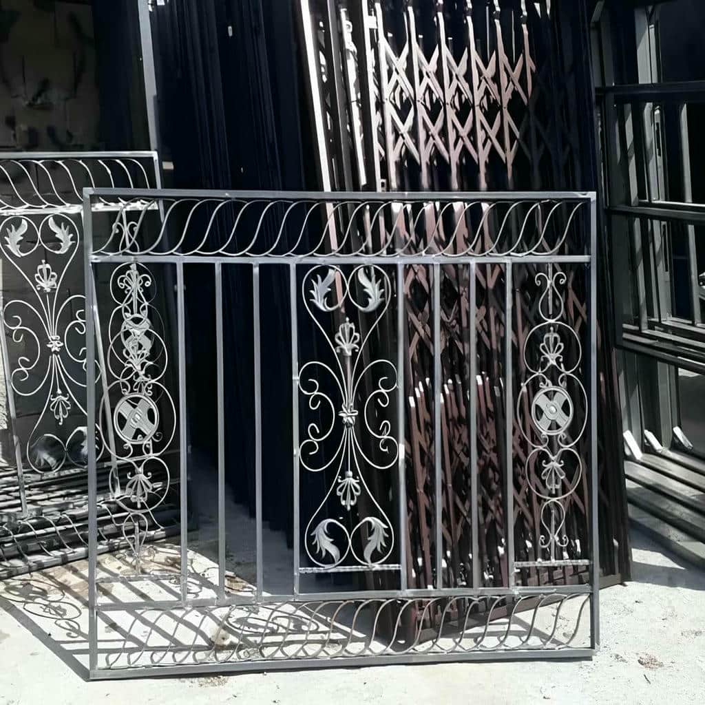 حفاظ پنجره رنگی کوره ای با طرح هندسی در شیراز