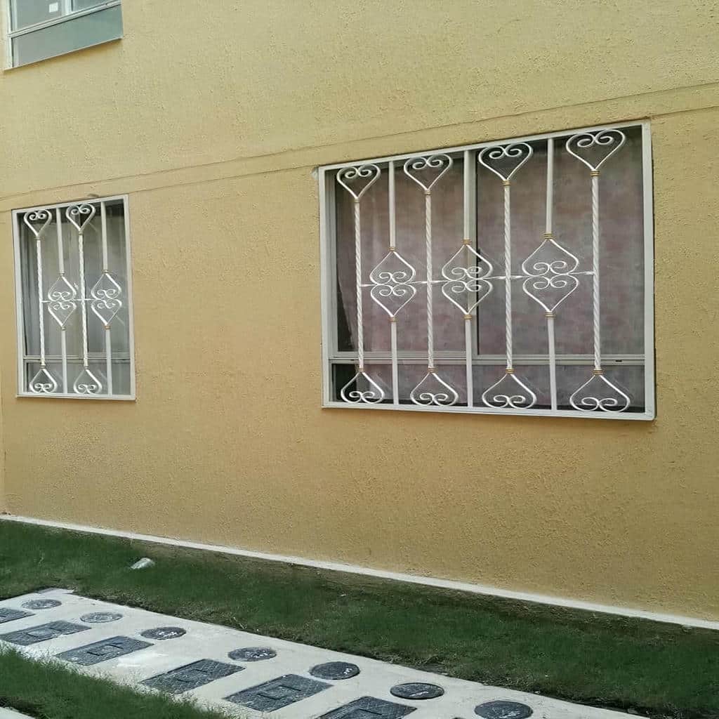 سفارش حفاظ پنجره ویلایی نمای باغ با قوس تزئینی در شیراز