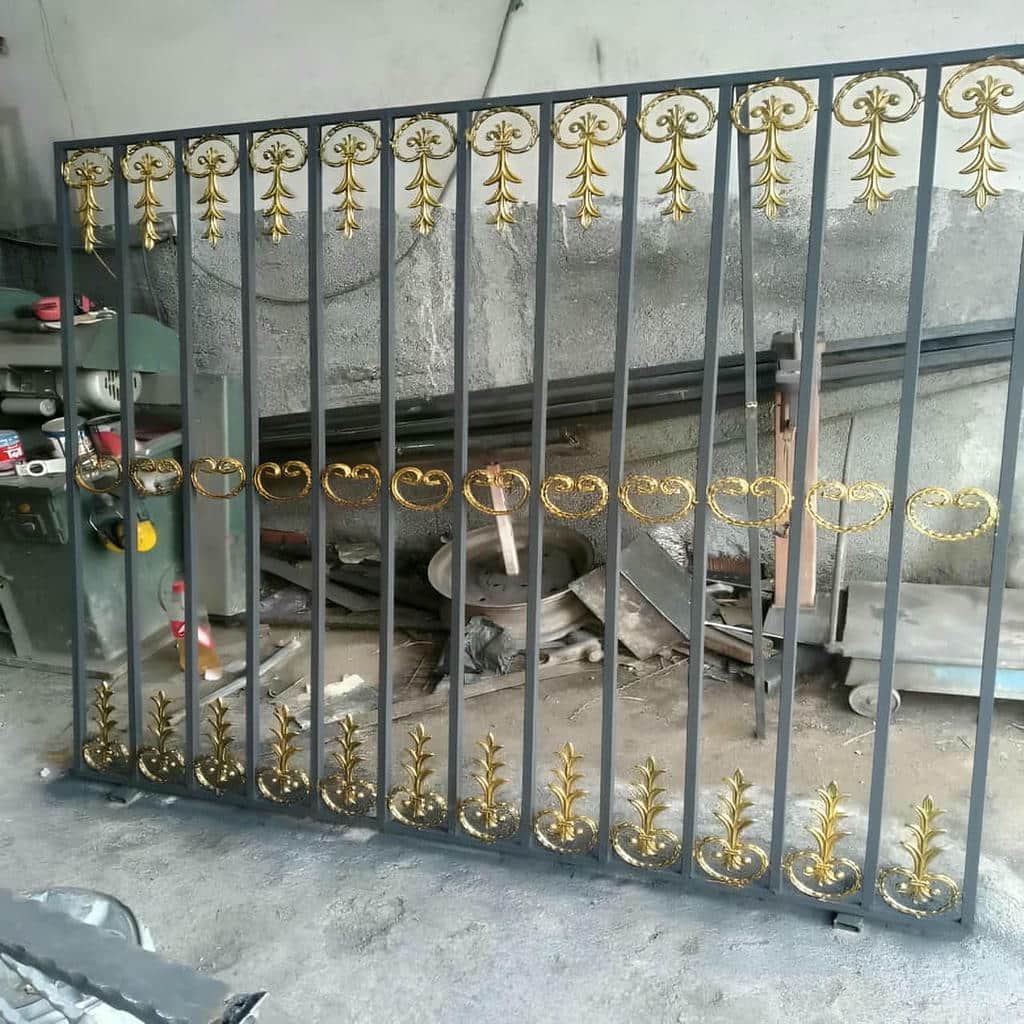 حفاظ پنجره ویلایی نمای باغ با طرح هندسی در شیراز