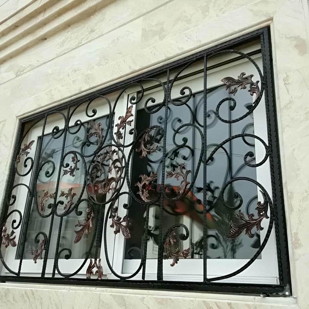 حفاظ پنجره فرفورژه گل نرده با گلهای مرکزی متقارن در شیراز حفاظ پنجره فرفورژه گل نرده با گلهای مرکزی متقارن در شیراز