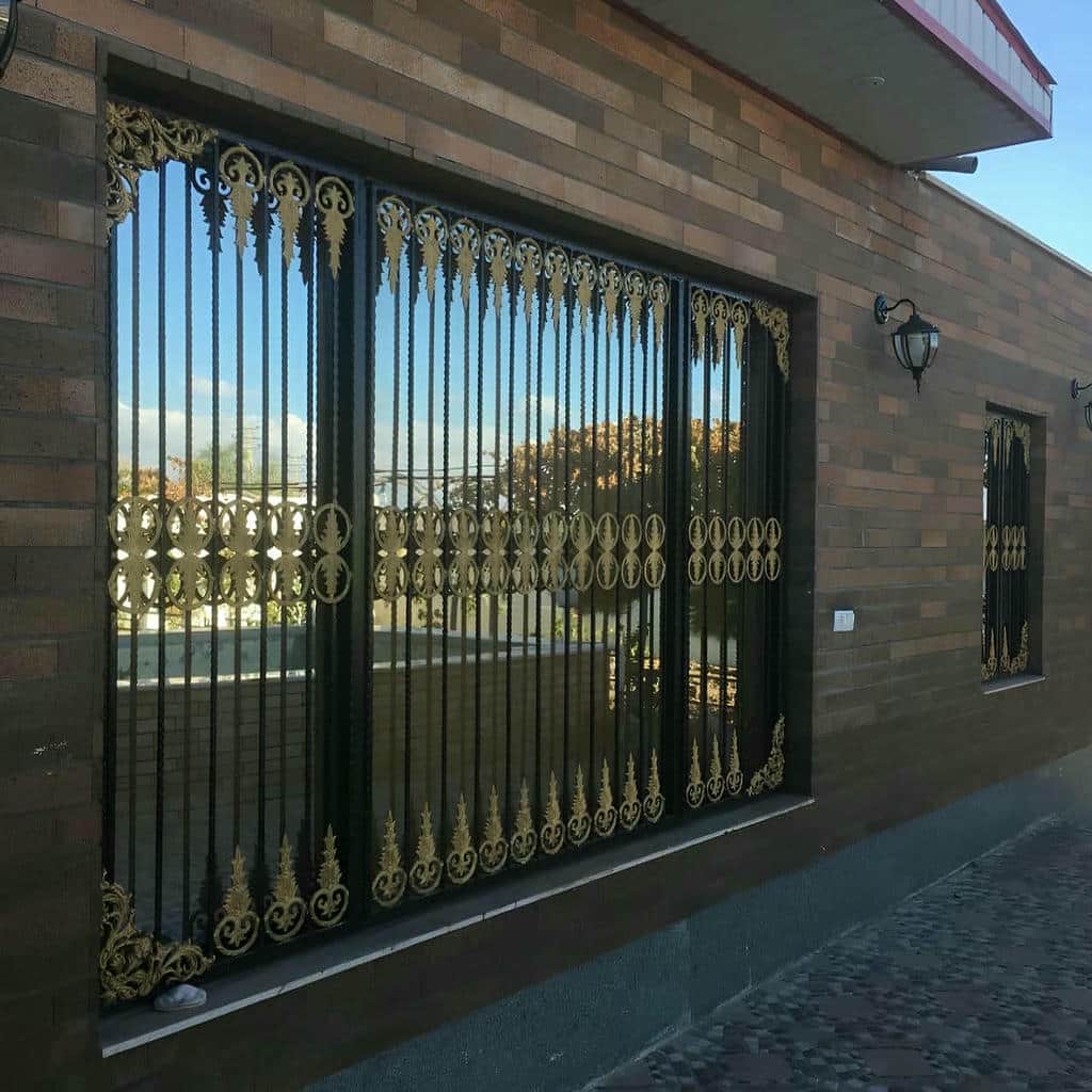 اجرای حفاظ پنجره ویلایی نمای باغ روی نمای مدرن در شیراز