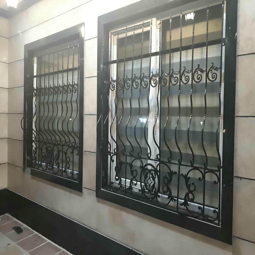 نرده پنجره فرفورژه گل دار با طرح شاخهای در شیراز نرده پنجره فرفورژه گل دار با طرح شاخهای در شیراز