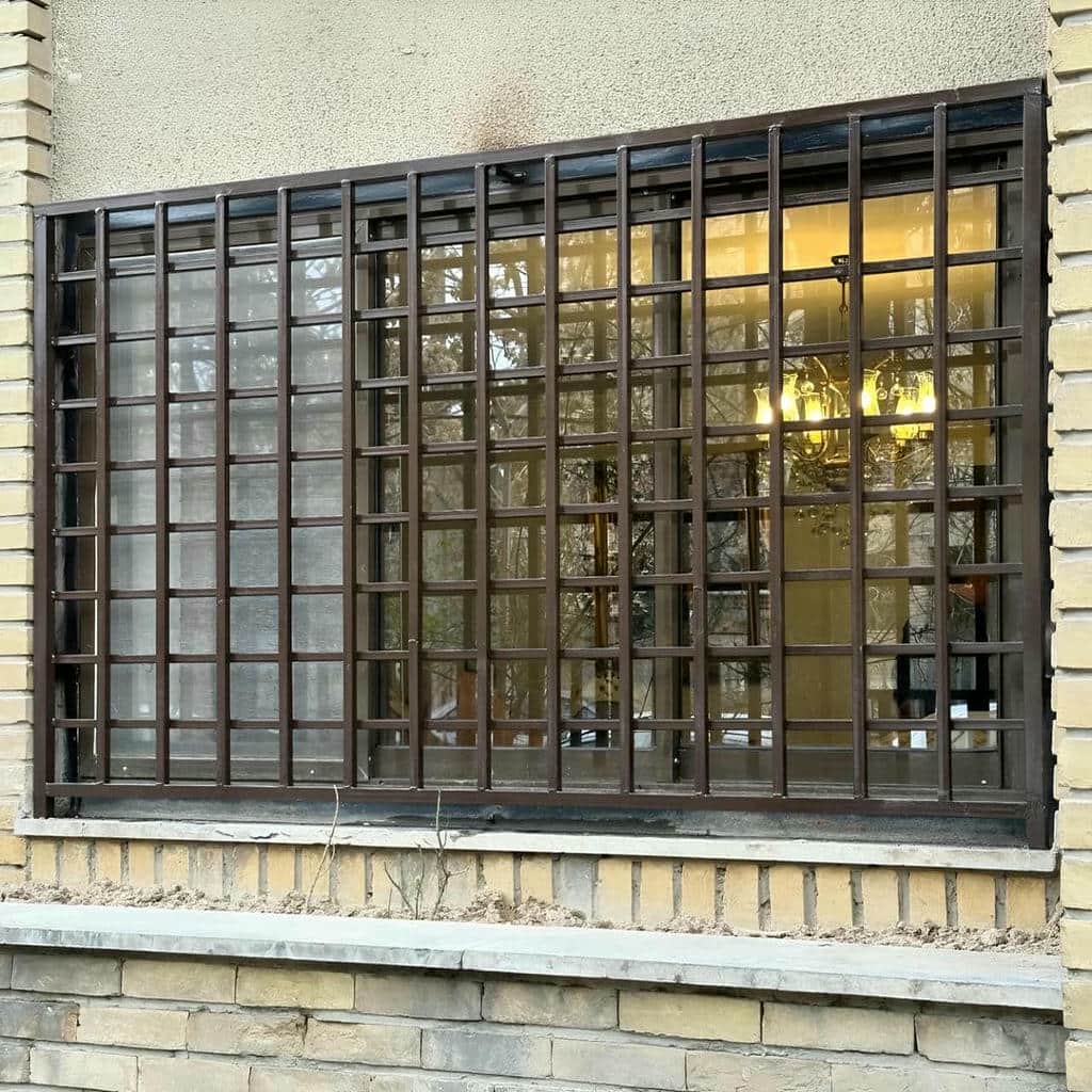 سفارش حفاظ پنجره آپارتمان طبقات پایین با طرح شبکه‌ای در شیراز