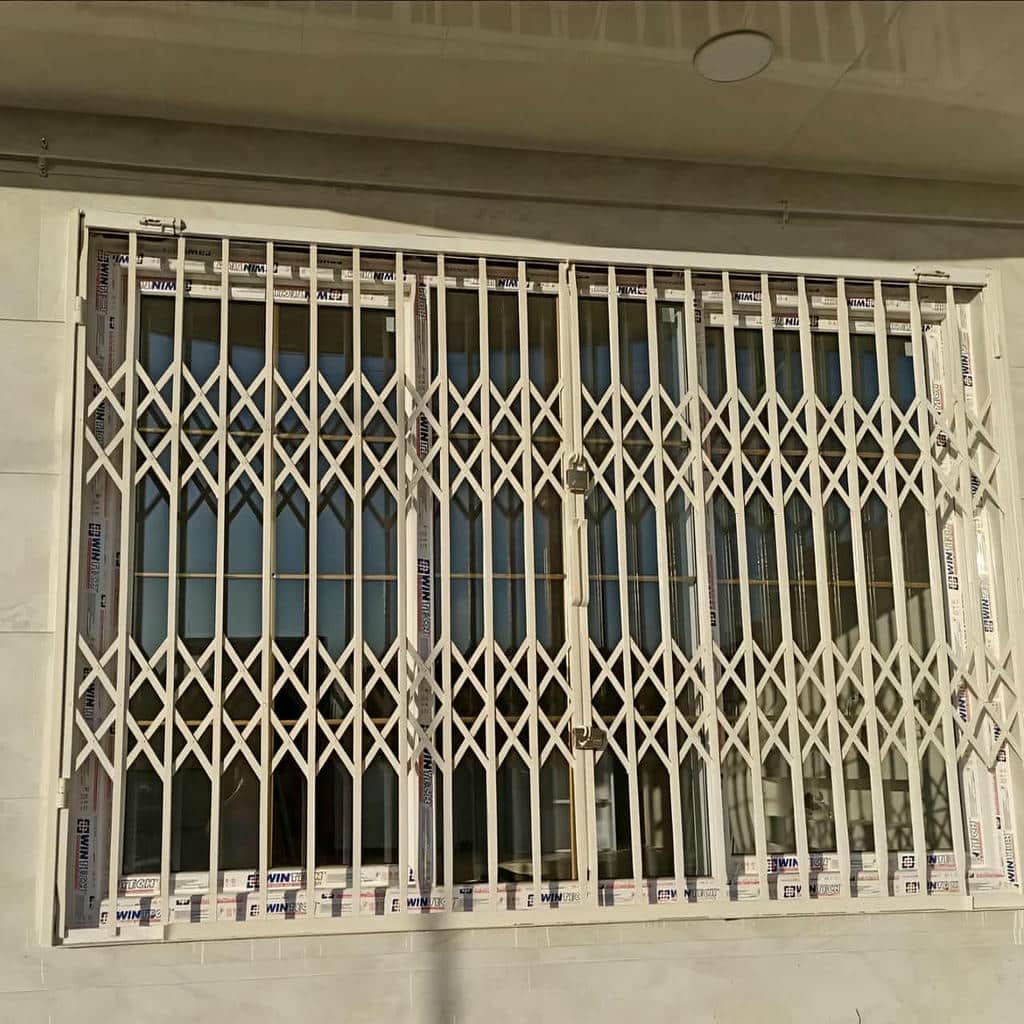 حفاظ پنجره آپارتمان طبقات پایین با مدل فرفورژه در شیراز