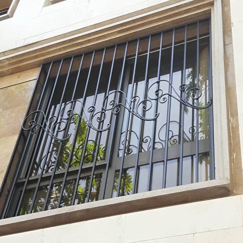 ساخت نرده پنجره فرفورژه گل دار با پیچش متقارن در شیراز