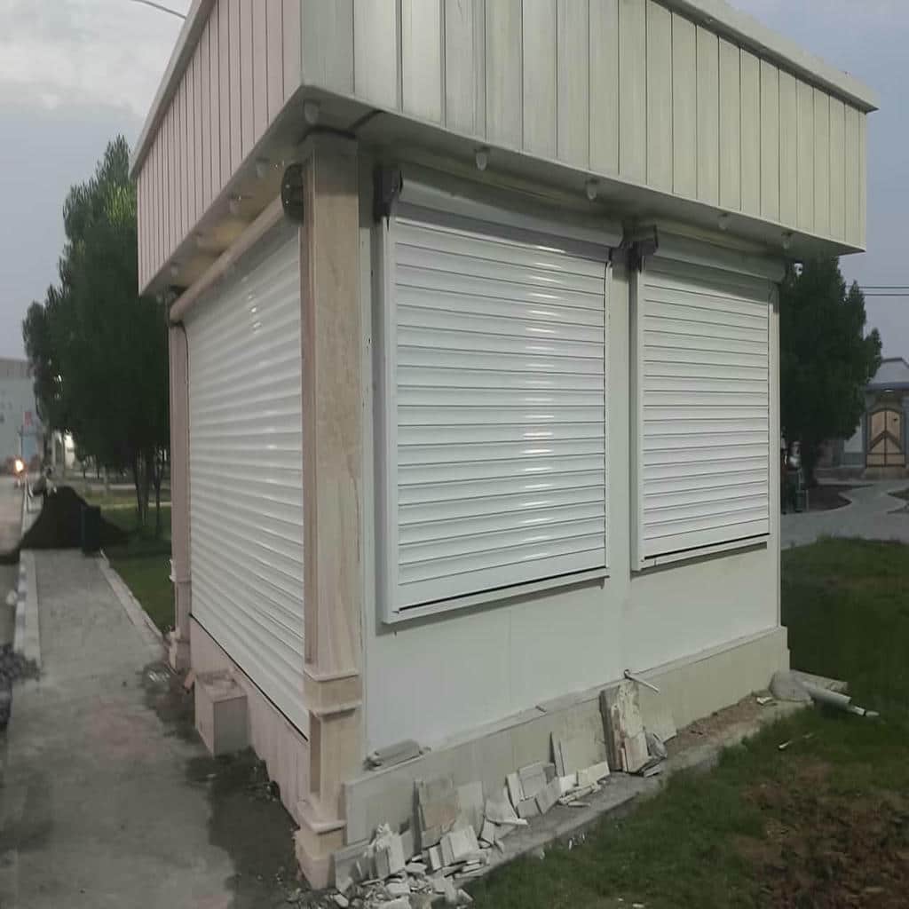 نصب کرکره برقی مدرن نمای تجاری با ریل هماهنگ در شیراز