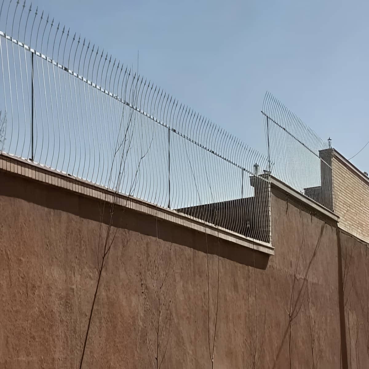11 طرح حفاظ سرنیزه ای دیوار حیاط در شیراز