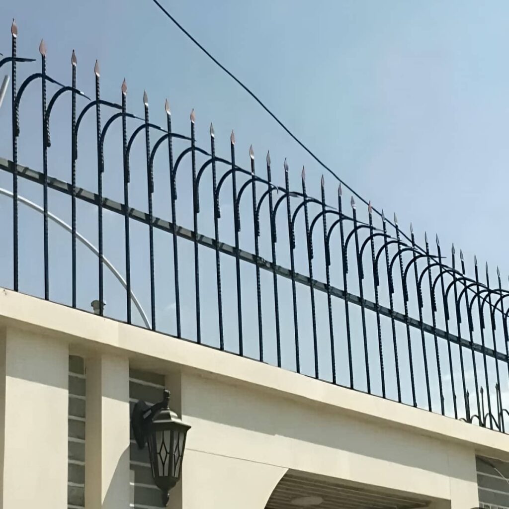 اجرای حفاظ سرنیزه ای دیوار با بررسی تعداد ردیف‌ها در شیراز