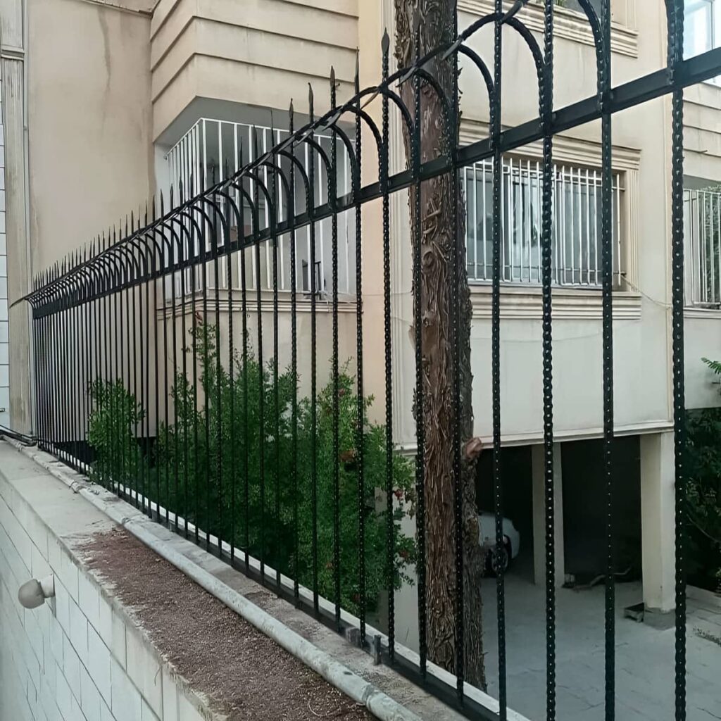 نصب حفاظ سرنیزه ای دیوار حیاط روی تاج سنگی در شیراز