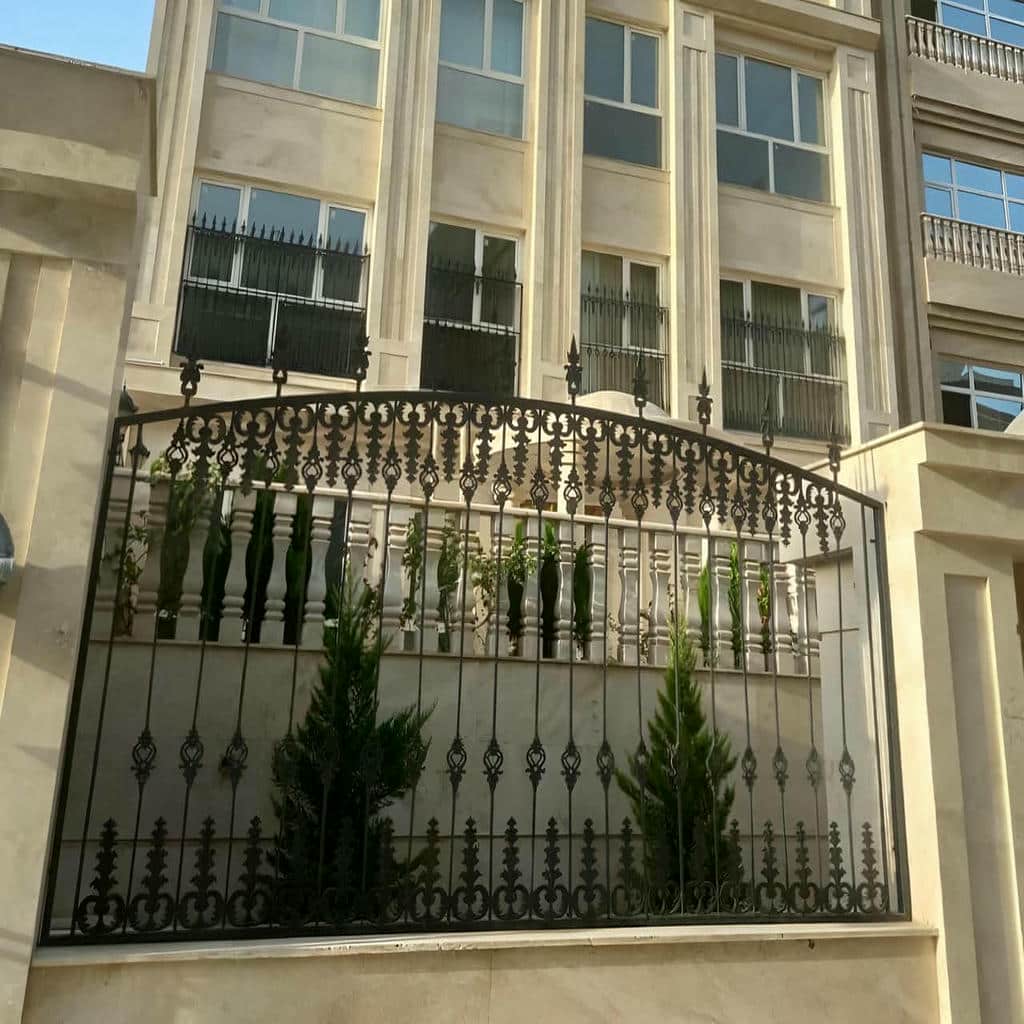 حفاظ سرنیزه ای دیوار حیاط با طرح تک‌ردیفه در شیراز