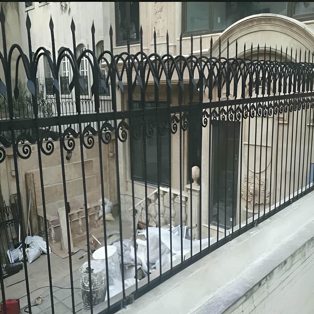 حفاظ سرنیزه ای دیوار حیاط با طرح چندردیفه در شیراز