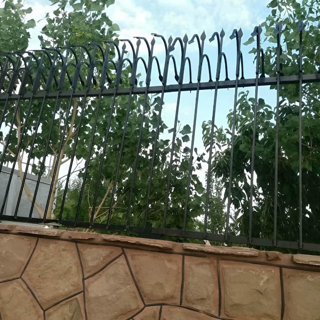 نصب حفاظ دیوار سرنیزه با پایه مناسب در شیراز