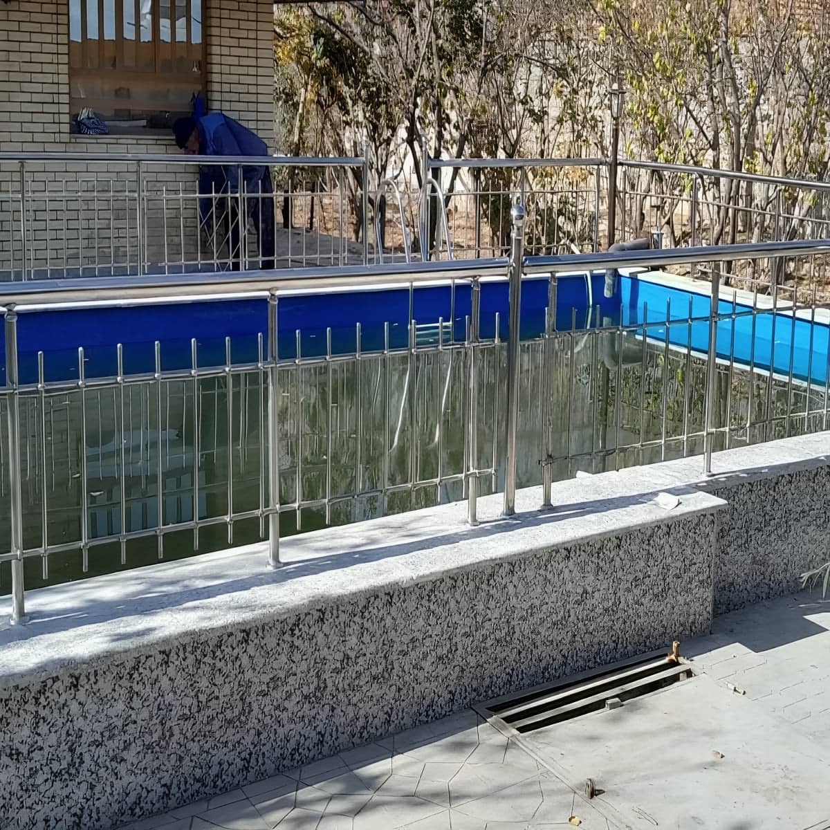 اجرای نرده استیل براق برای ورودی ساختمان در شیراز