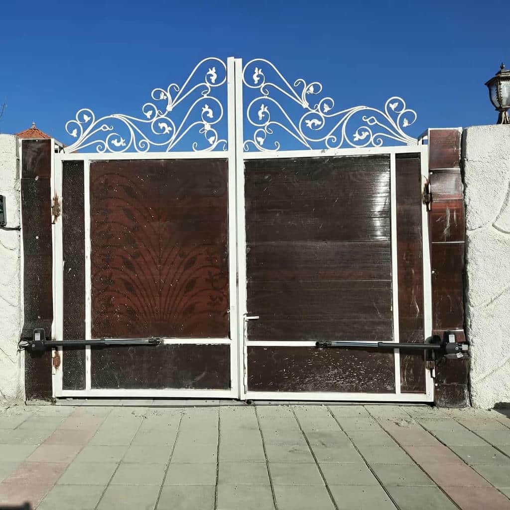 خدمات درب برقی پارکینگ ریلی برای ورودی ساختمان در شیراز