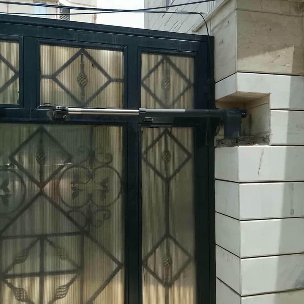 نصب درب برقی پارکینگ ریلی روی مسیر آماده در شیراز