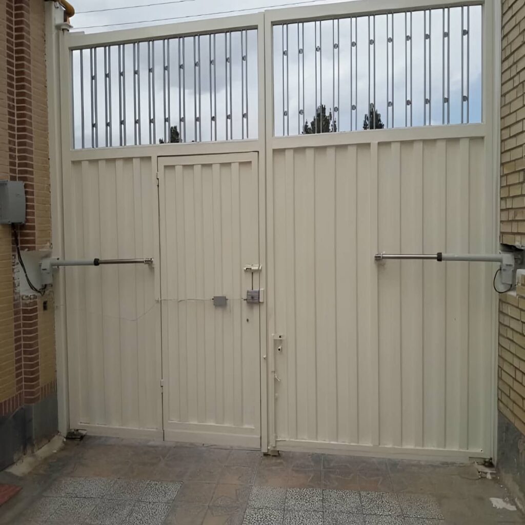 اجرای جک پارکینگی تردد بالا روی درب دو لنگه در شیراز