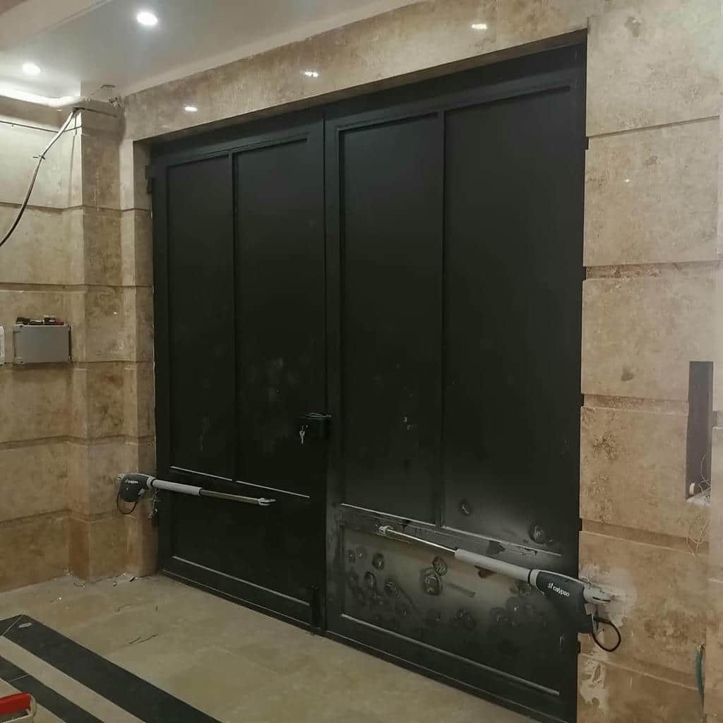 اجرای درب برقی پارکینگ ریلی با ریل مقاوم در شیراز
