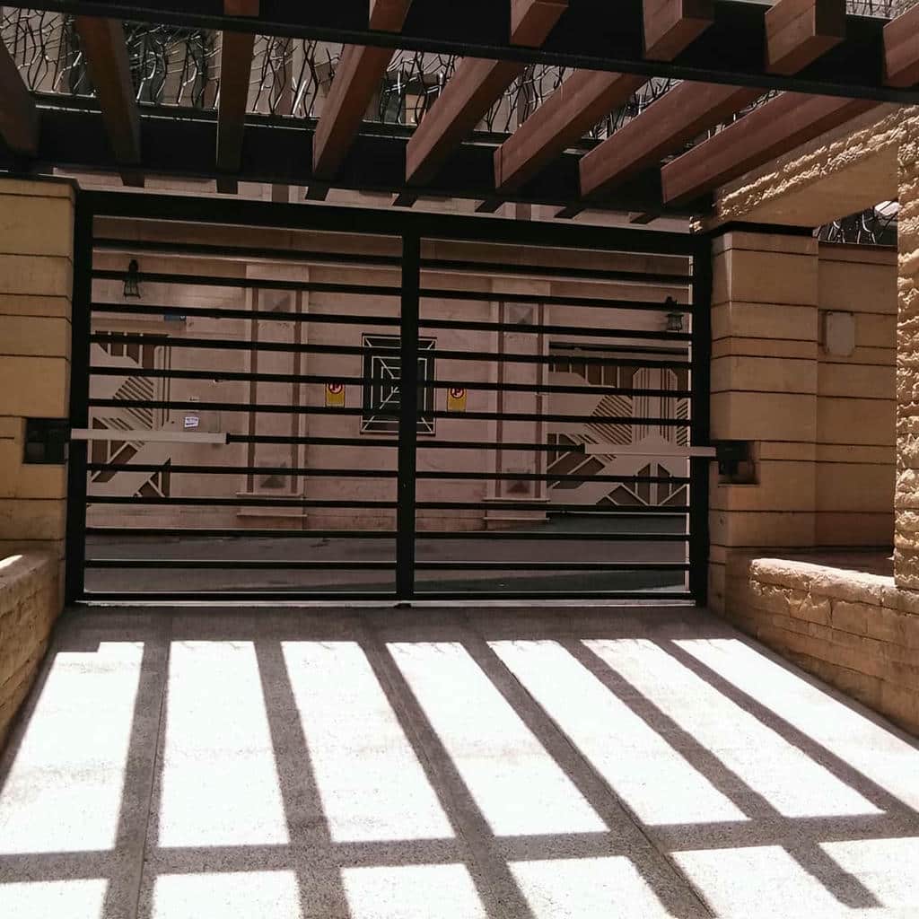 سفارش درب پارکینگ جک‌دار بازویی با موتور مناسب در شیراز