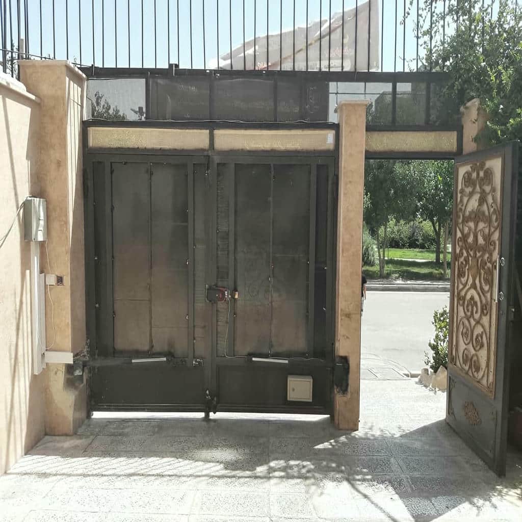 اجرای جک پارکینگی ایرانی بازویی روی درب فلزی در شیراز
