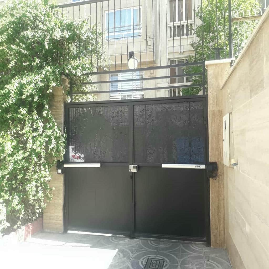 خرید درب اتوماتیک لولایی حیاط با انتخاب آگاهانه در شیراز