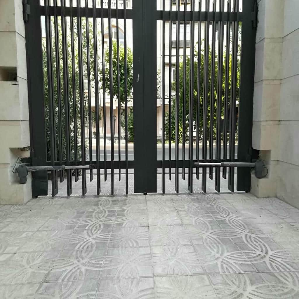 اجرای جک درب پارکینگ سنگین کورس بلند با پایه مقاوم در شیراز اجرای جک درب پارکینگ سنگین کورس بلند با پایه مقاوم در شیراز
