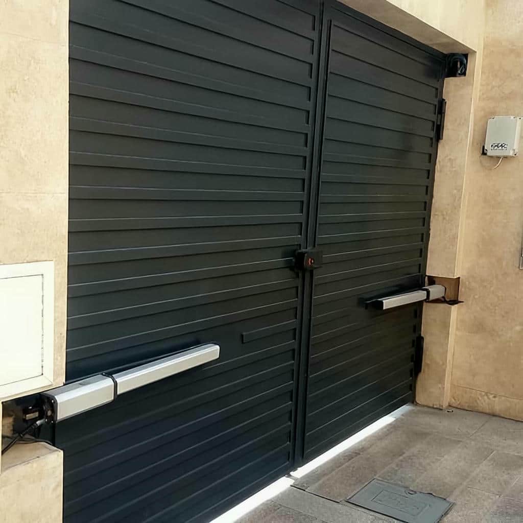 اجرای جک پارکینگی دو لنگه لولایی روی درب فلزی در شیراز