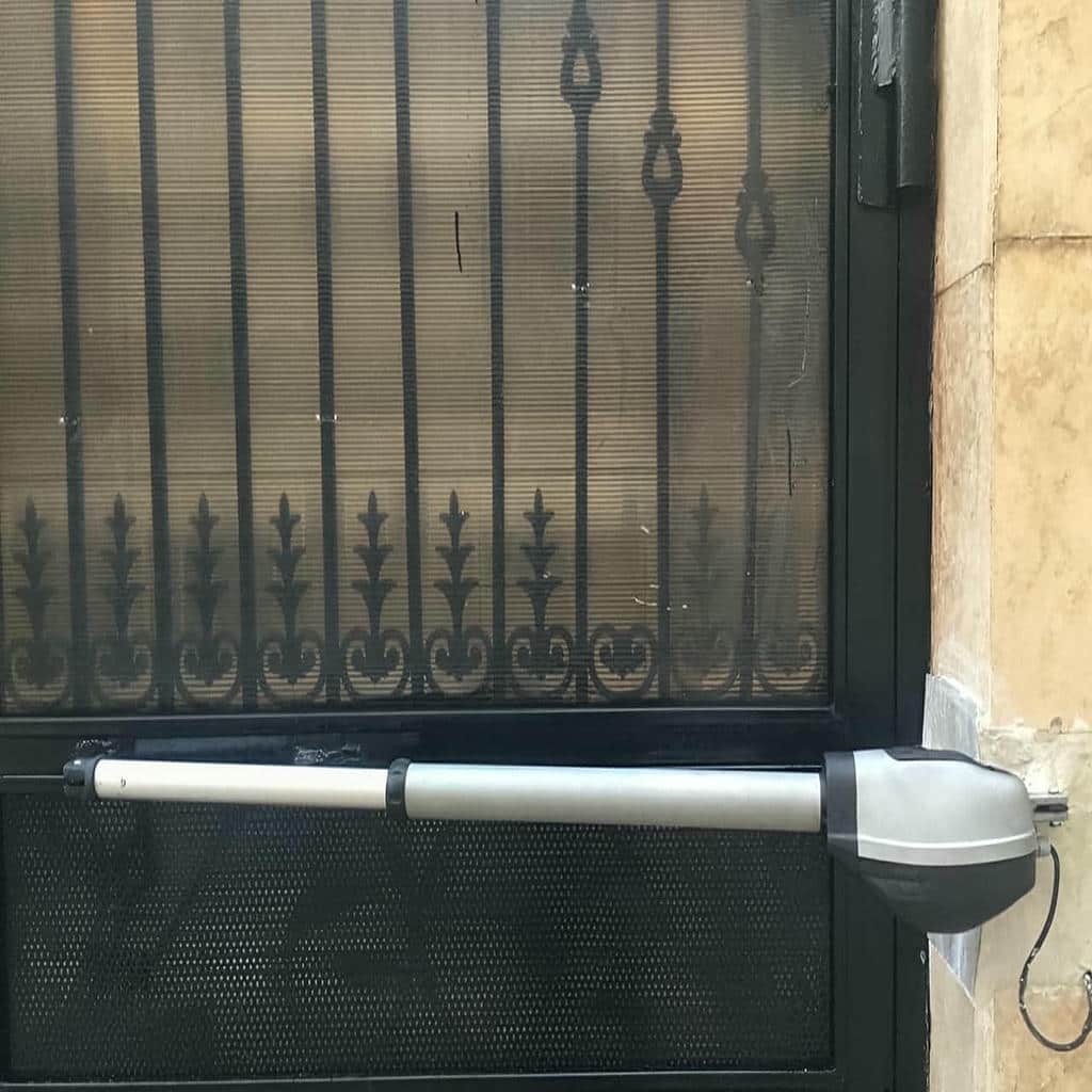 نصب جک درب دو لنگه لولایی با بازوی مناسب در شیراز