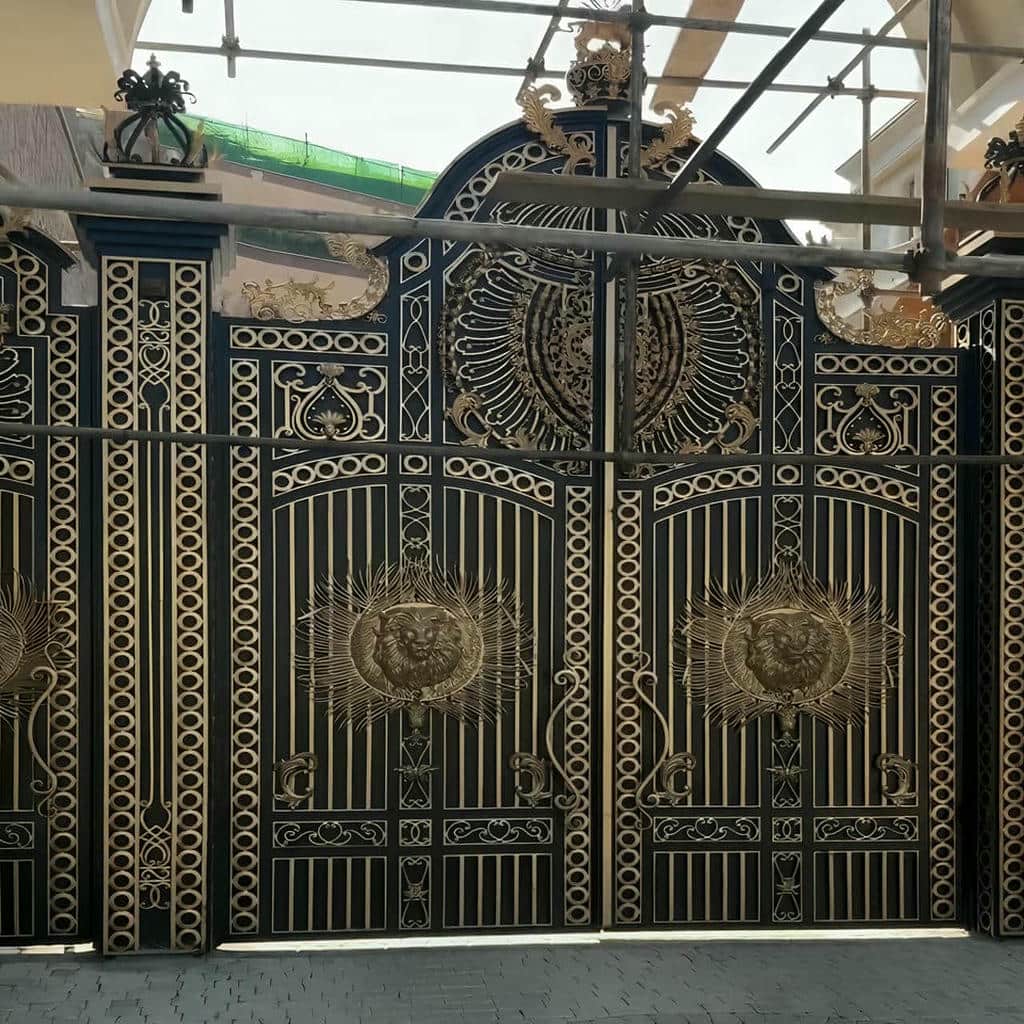 نصب درب پارکینگ مینیمال خطی با یراق مناسب در شیراز نصب درب پارکینگ مینیمال خطی با یراق مناسب در شیراز