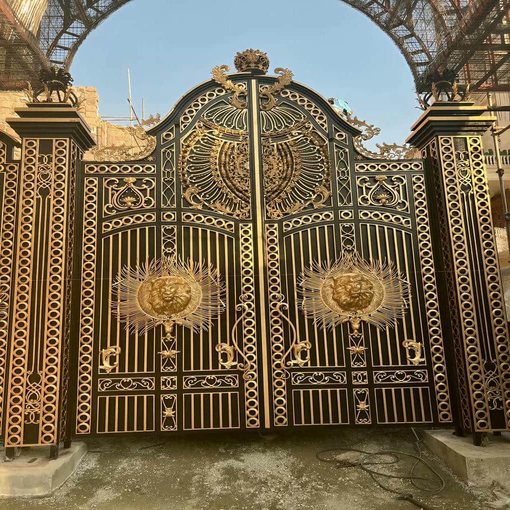 خرید درب پارکینگ مدرن پنل مشبک متناسب با نمای ساختمان در شیراز