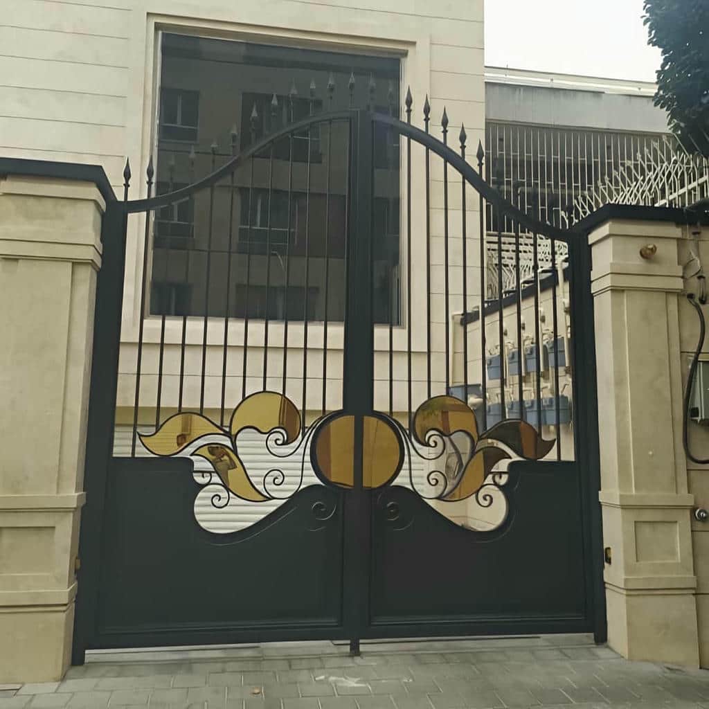 نصب درب حیاط برش لیزری هندسی با قاب پروفیلی متناسب در شیراز