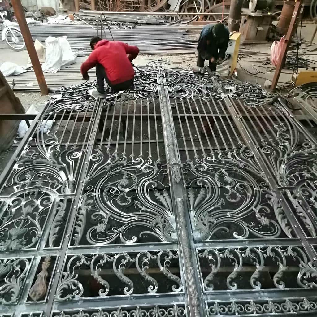 اجرای درب پارکینگ ویلایی دو لنگه با حرکت روان در شیراز