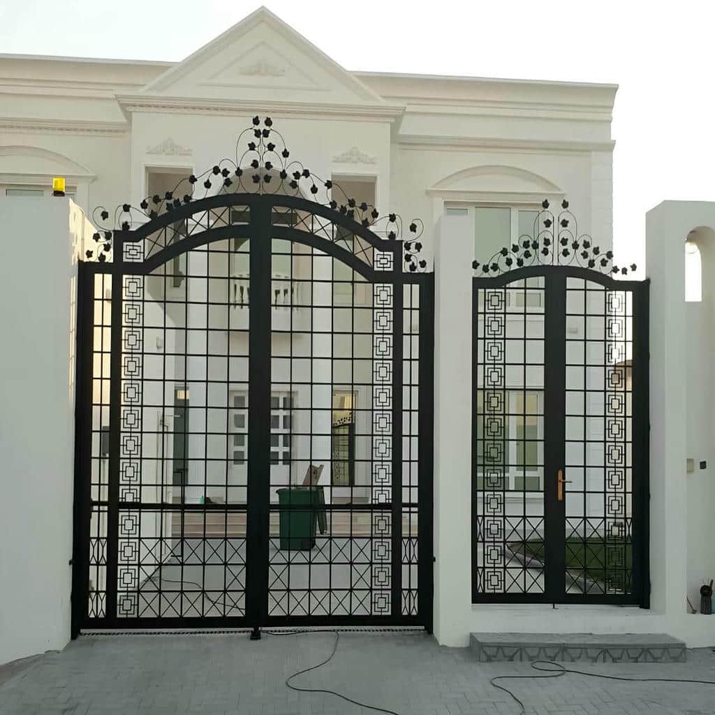 مدل کلاسیک درب پارکینگ دو لنگه عریض مناسب نمای سنگی در شیراز مدل کلاسیک درب پارکینگ دو لنگه عریض مناسب نمای سنگی در شیراز
