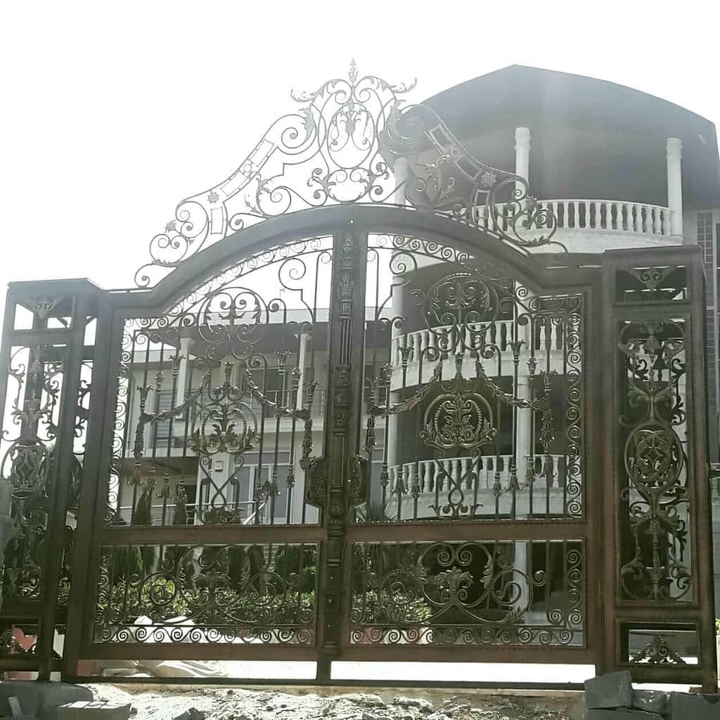 خدمات نصب درب پارکینگ فلزی دو لنگه برای پارکینگ در شیراز